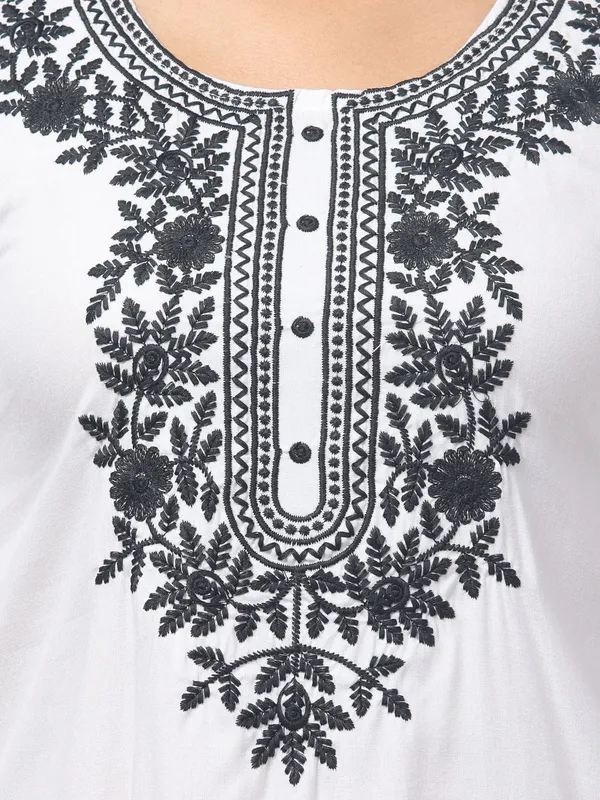 karigari_collection_Women_Embroidered_Kurta_(White)