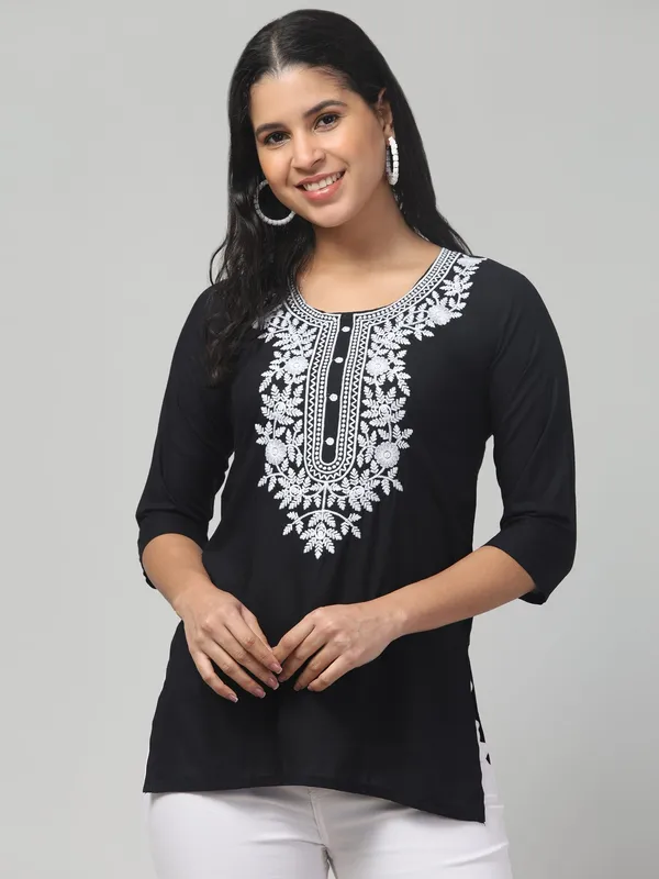 karigari_collection_Women_Embroidered_Kurta_(Black)