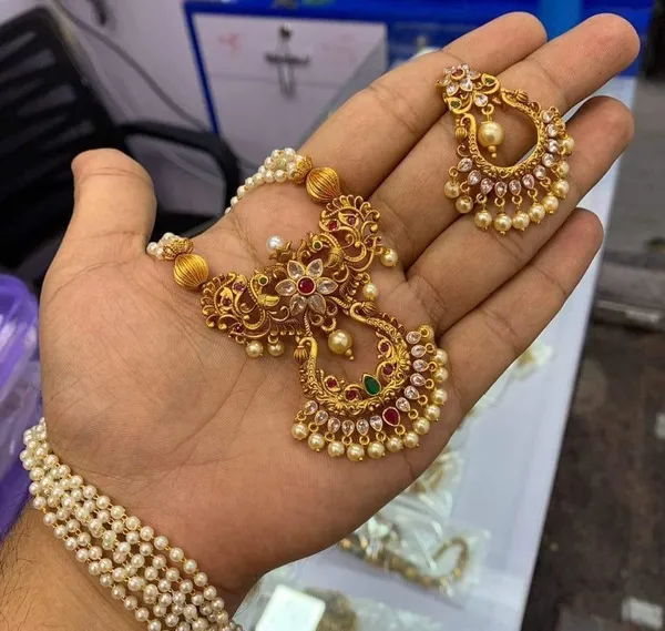 Gold_Tone_Pearl_Bridal_Necklace_Set_For_Women