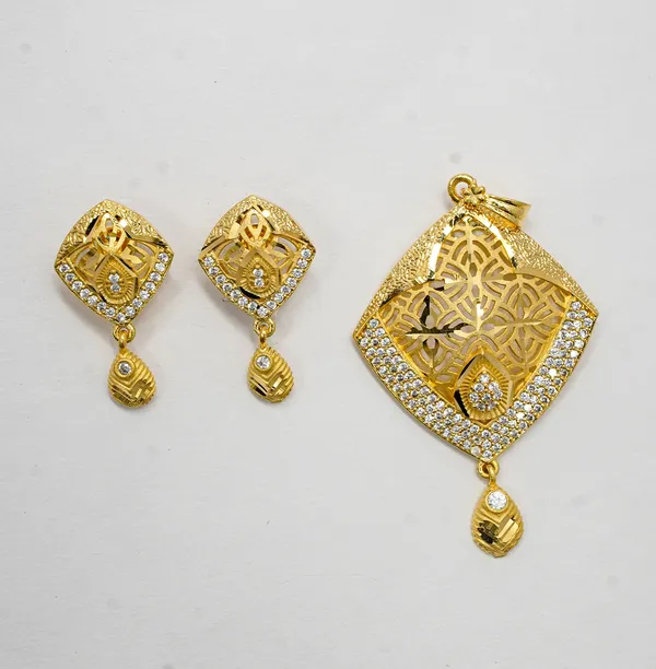 Premium_Gold_Plated__Traditional_Pendant_And_Earring_Set_For_Women