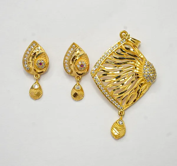 Premium_Gold_Plated__Stone_Studded_Pendant_And_Earring_Set_For_Women