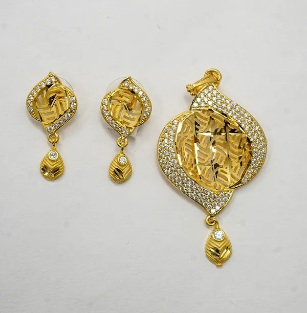 Premium_Gold_Plated__Stone_Studded_Pendant_And_Earring_Set_For_Women