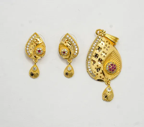Premium_Gold_Plated__Teardrop_Pendant_And_Earring_Set_For_Women