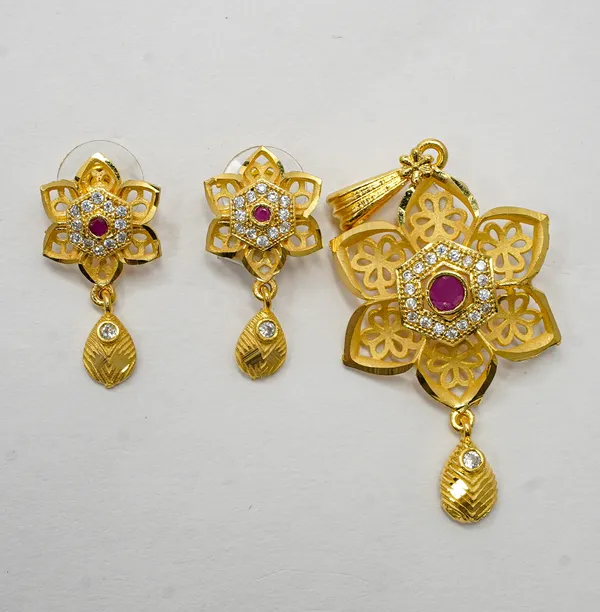 Premium_Gold_Plated__Floral_Pendant_And_Earring_Set_For_Women