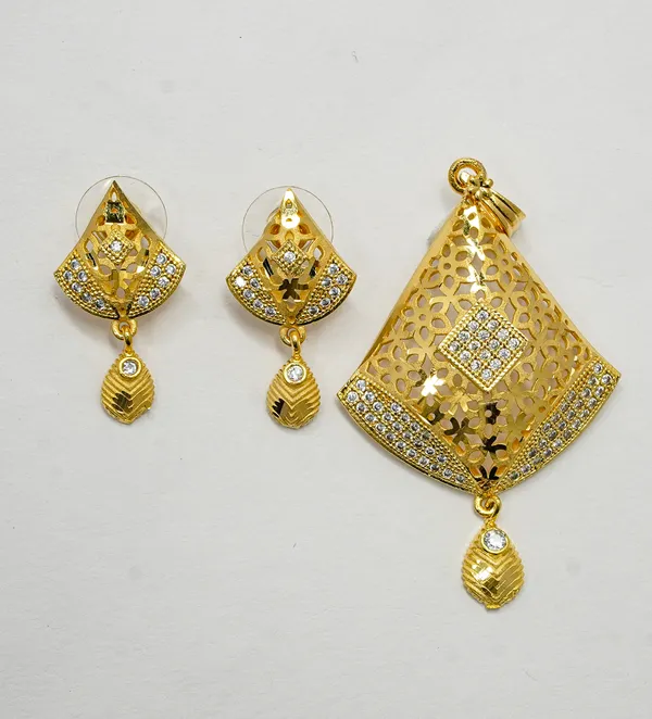 Premium_Gold_Plated__Filigree_Pendant_And_Earring_Set_For_Women
