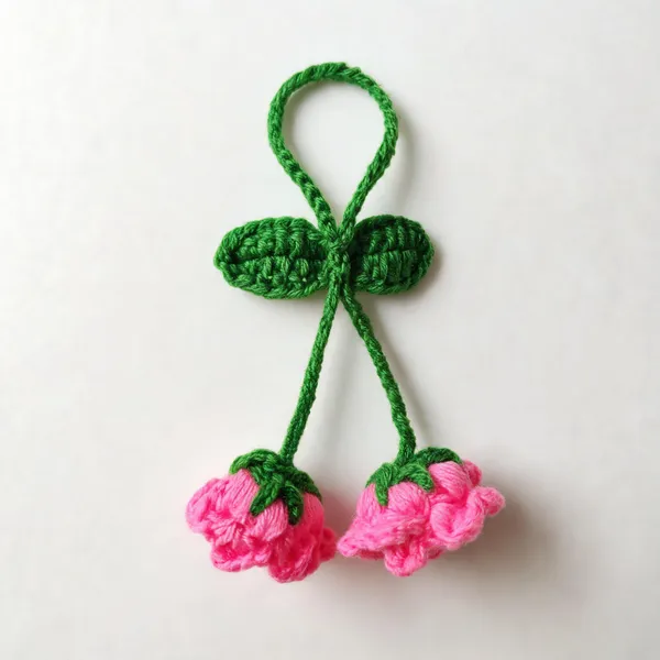Green_Crochet_Flower_Bag_Charm_With_Pink_Flowers