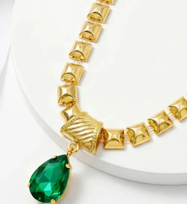 Green_Metal_Necklace_Women
