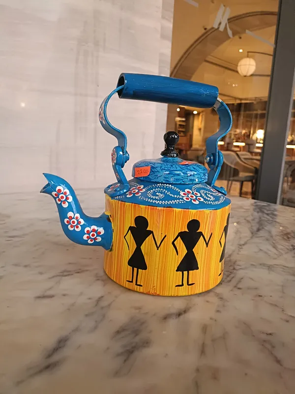 Yellow_Metal_Kettle_Household_Use