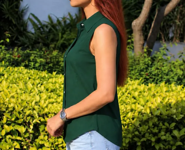 Women’s_Solid_Sleeveless_Shirt_with_Collar_–_Elegant_Casual_Button-Down_Top