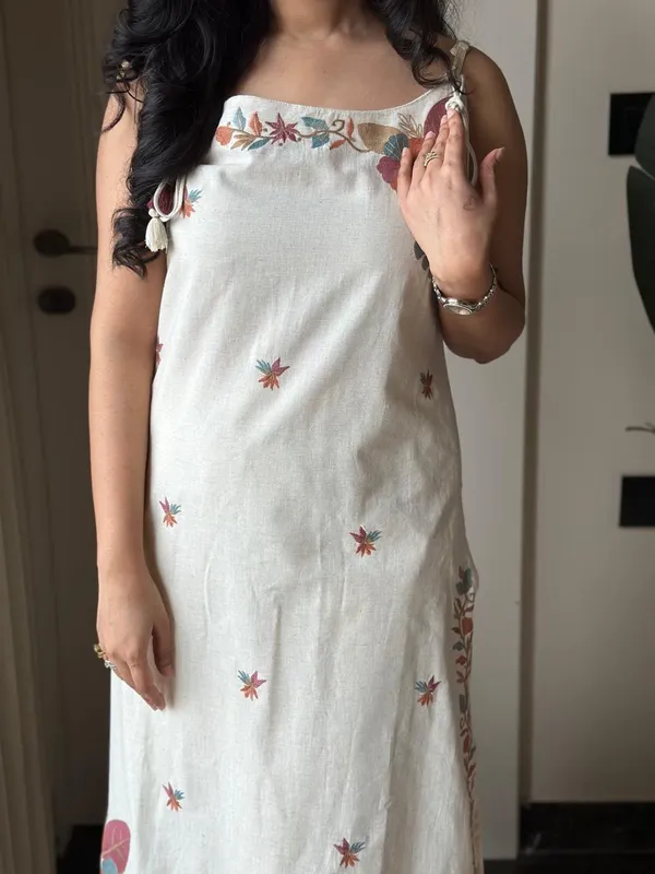 White_Embroidered_Sleeveless_Kurta_Set_for_Women