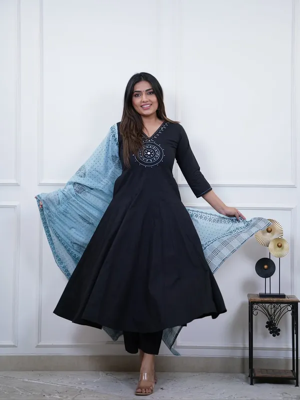 Black_Anarkali_Kurta_Set_With_Printed_Dupatta_for_Women