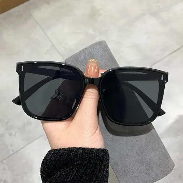Black_Plastic_Sunglasses_For_Women