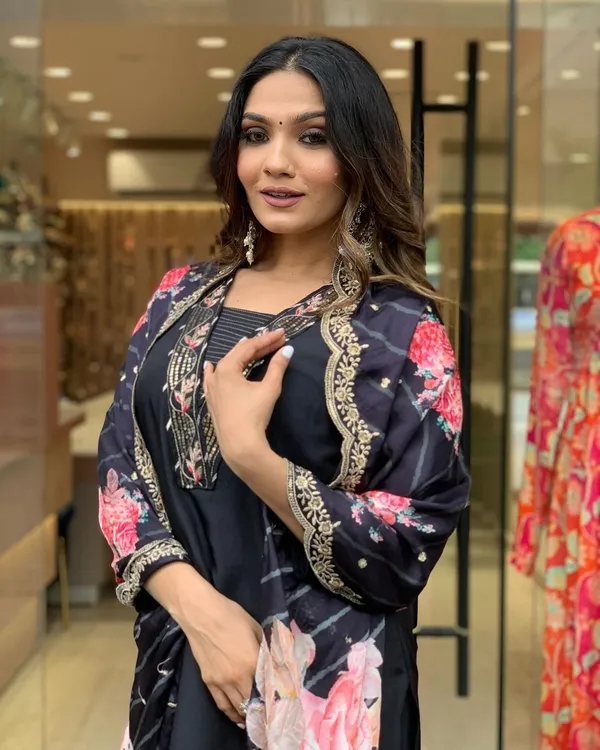 Black_Roman_Silk_Straight_Printed_Kurta_With_Pant_And_Dupatta_For_Women