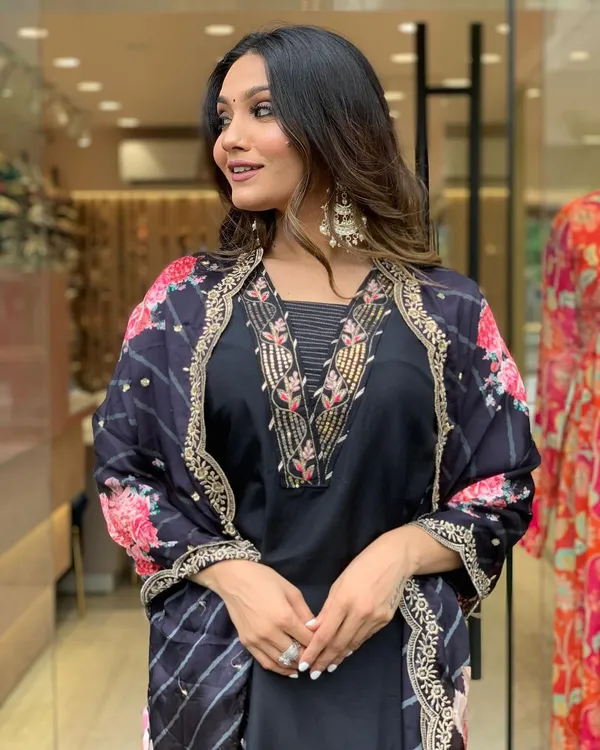Black_Roman_Silk_Straight_Printed_Kurta_With_Pant_And_Dupatta_For_Women