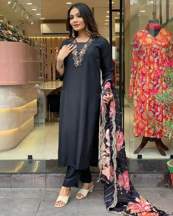 Black_Roman_Silk_Straight_Printed_Kurta_With_Pant_And_Dupatta_For_Women