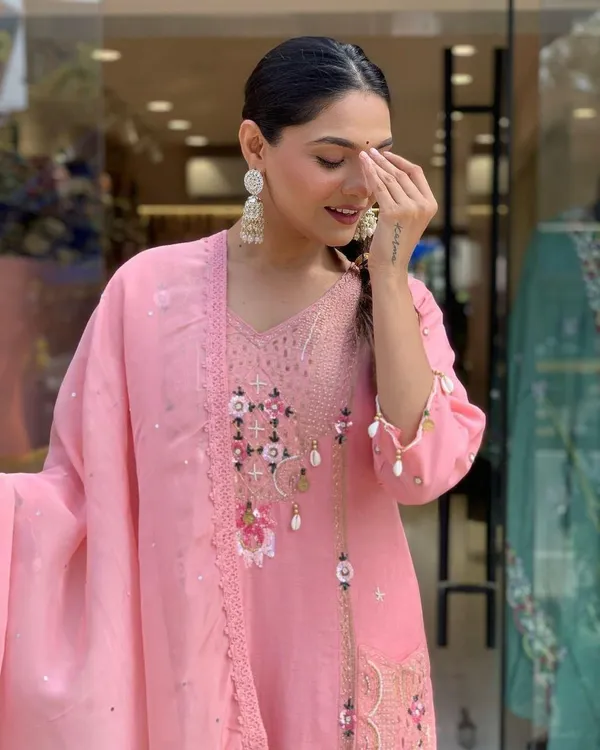 Pink_Roman_Straight_Embroidered_Kurta_With_Pant_And_Dupatta_For_Women