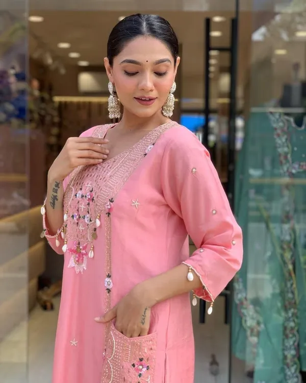 Pink_Roman_Straight_Embroidered_Kurta_With_Pant_And_Dupatta_For_Women