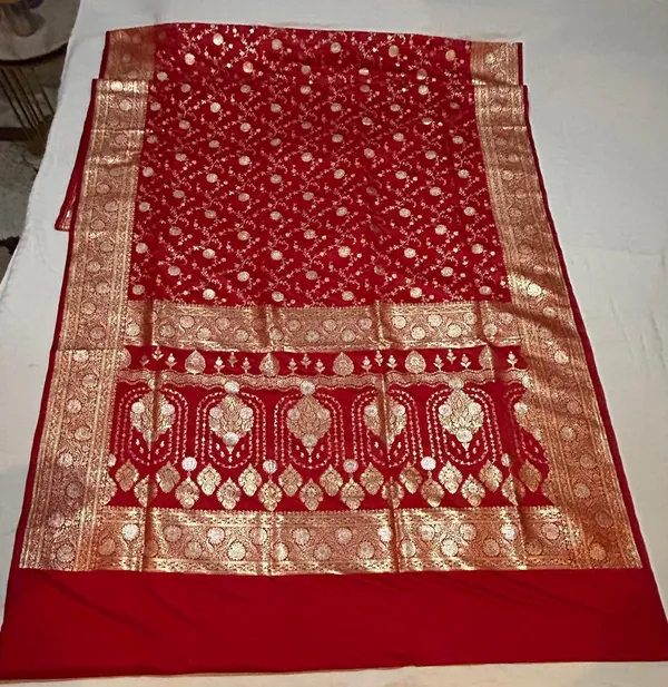Red_Silk_Zari_Woven_Traditional_Festive_Saree_For_Women