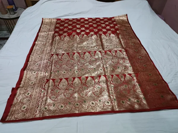 Red_Silk_Woven_Zari_Floral_Saree_For_Women