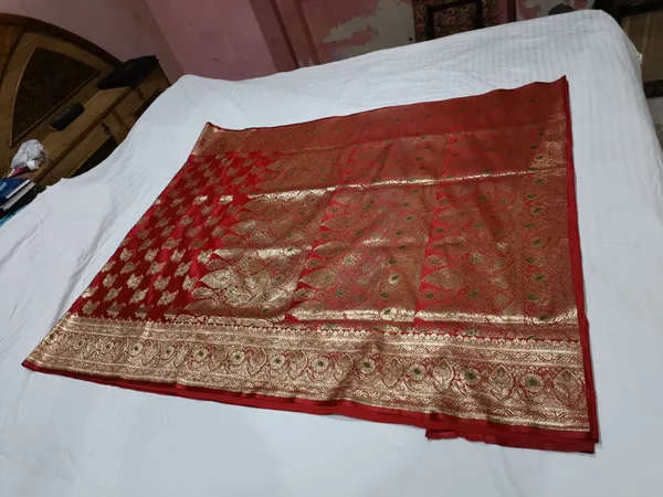 Red_Silk_Woven_Zari_Floral_Saree_For_Women