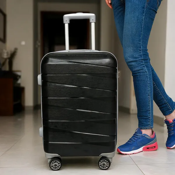 Black_Polypropylene_Hard_Shell_Cabin_Trolley_Suitcase_For_Travel