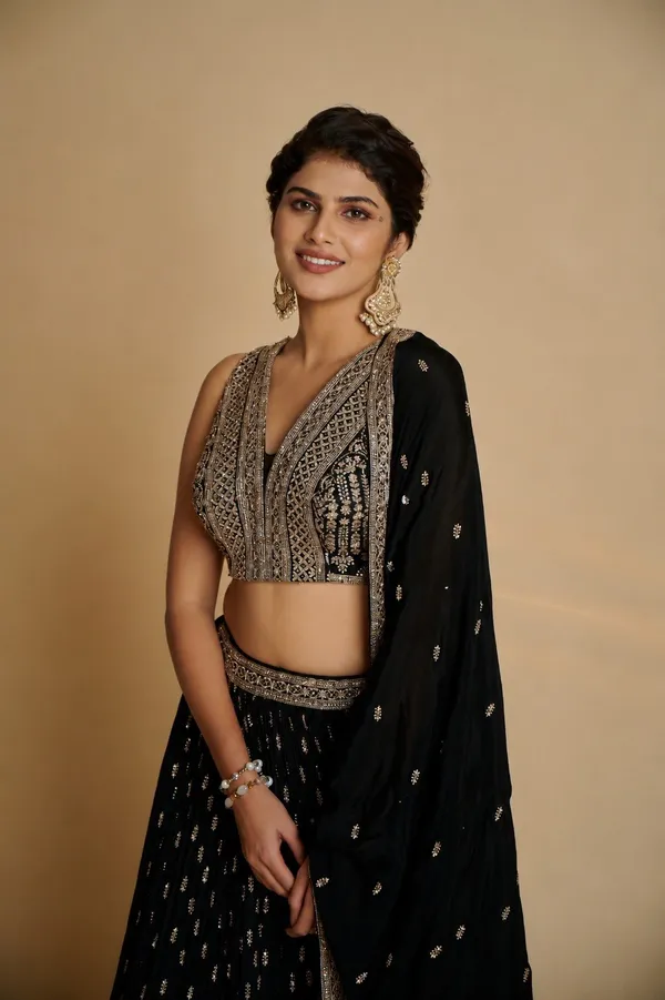 Black_Georgette_Sleeveless_Embroidered_Lehenga_Choli_For_Women