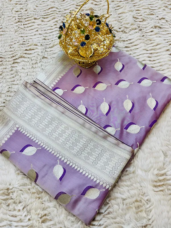 Light_Purple_Mashru_Katan_Silk_Paan_Buti_Antique_Zari_Pallu_Banarasi_Saree_For_Women
