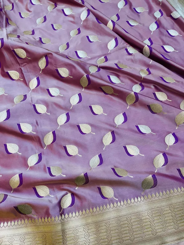 Light_Purple_Mashru_Katan_Silk_Paan_Buti_Antique_Zari_Pallu_Banarasi_Saree_For_Women