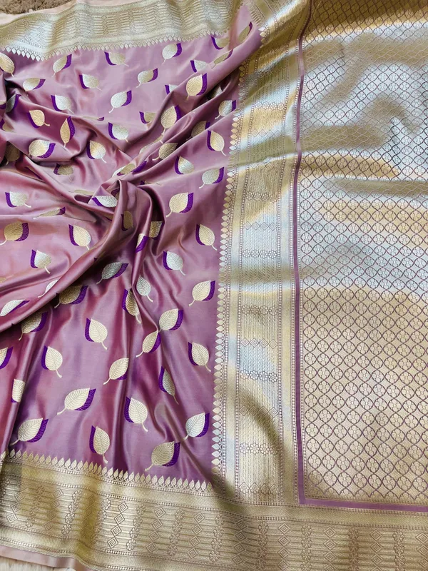 Light_Purple_Mashru_Katan_Silk_Paan_Buti_Antique_Zari_Pallu_Banarasi_Saree_For_Women