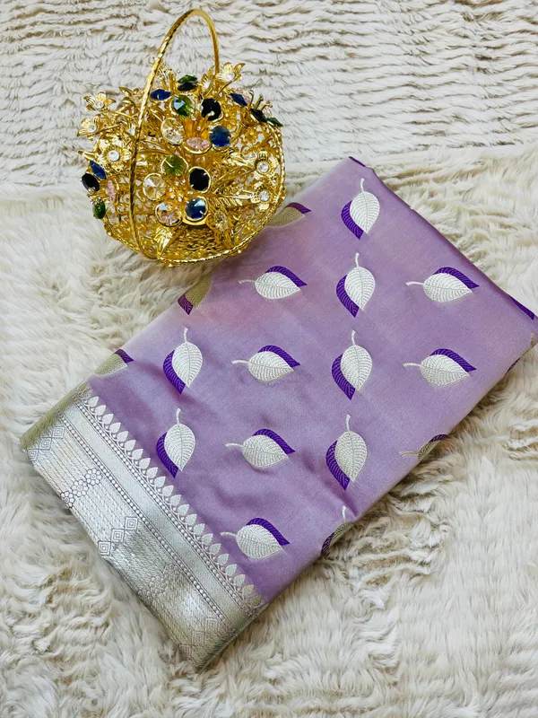 Light_Purple_Mashru_Katan_Silk_Paan_Buti_Antique_Zari_Pallu_Banarasi_Saree_For_Women