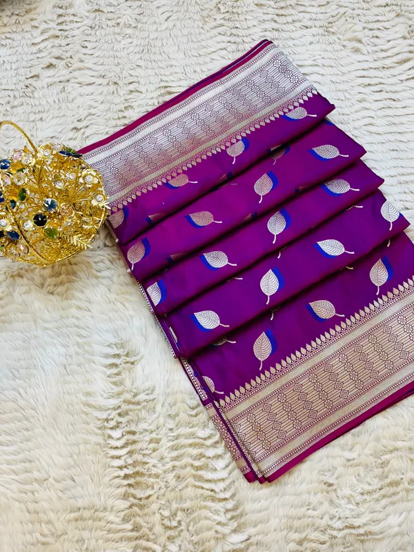 Purple_Mashru_Katan_Silk_Paan_Buti_Antique_Zari_Pallu_Banarasi_Saree_For_Women