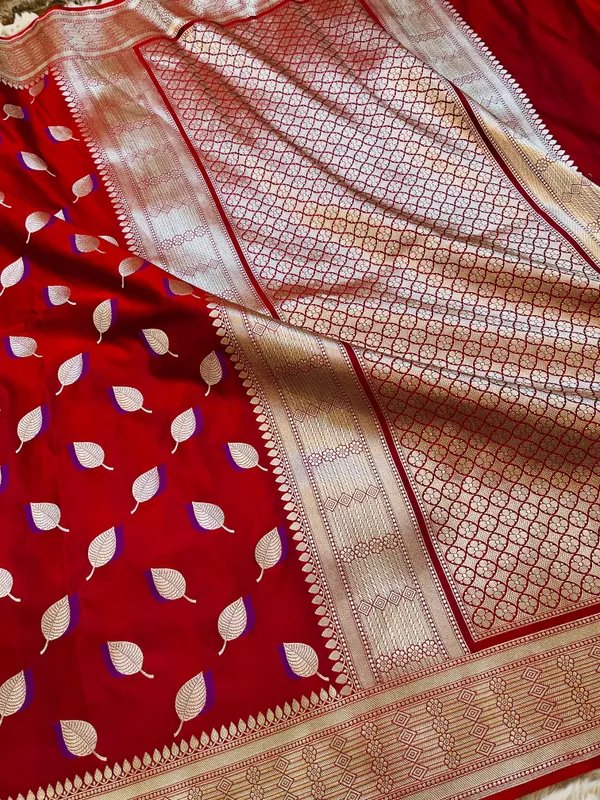 Red_Mashru_Katan_Silk_Paan_Buti_Antique_Zari_Pallu_Banarasi_Saree_For_Women