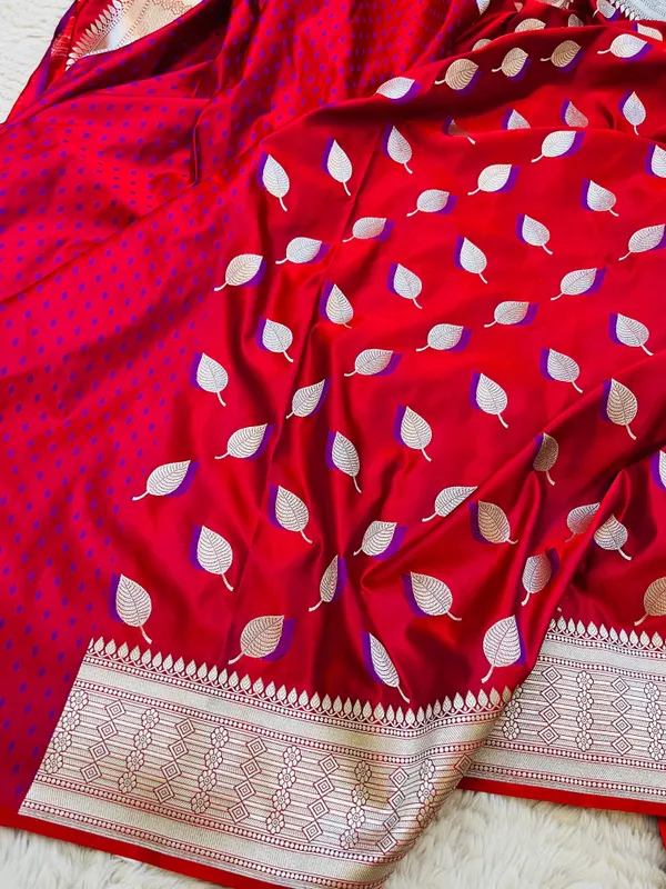 Red_Mashru_Katan_Silk_Paan_Buti_Antique_Zari_Pallu_Banarasi_Saree_For_Women