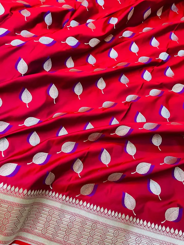 Red_Mashru_Katan_Silk_Paan_Buti_Antique_Zari_Pallu_Banarasi_Saree_For_Women