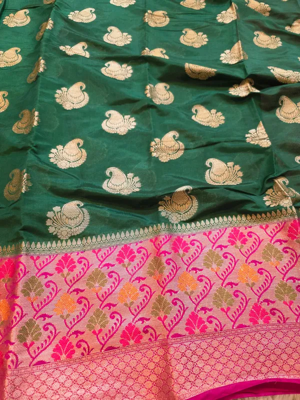 Banarasi_Bottle_Green_Semi_Katan_Silk_Saree_With_Rani_Pink_Contrast_Border_&_Pallu