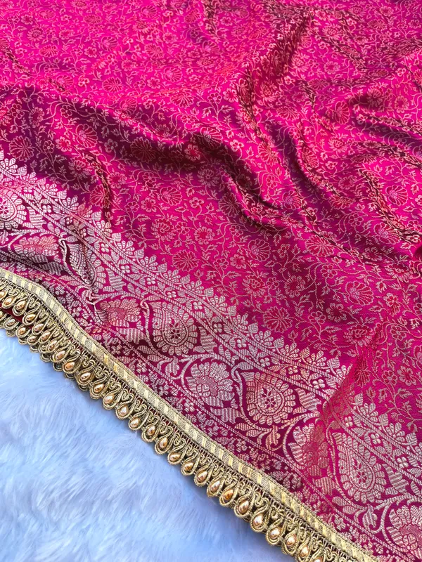 Rani_Pink_Soft_Silk_Jamdani_Tanchoi_Saree_with_Designer_Moti_Lace_&_Zari_Border