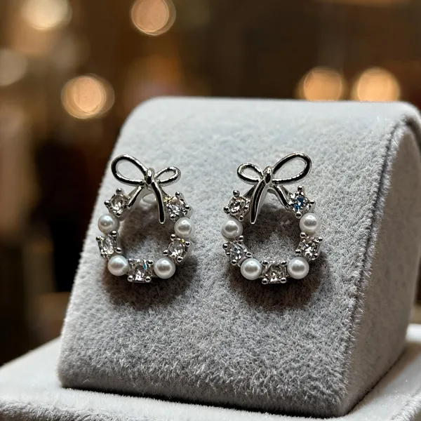 Dainty_Pearl_Bow_Wreath_Studs