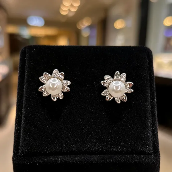Floral_Pearl_Blossom_Stud_Earrings
