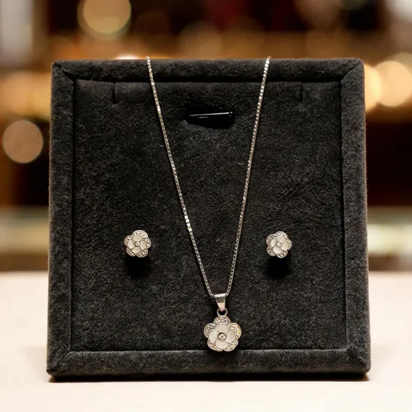 Elegant_Ivory_Bloom_Necklace_With_Earrings