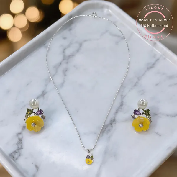 Vibrant_Floral_Pearl_Necklace_With_Earrings
