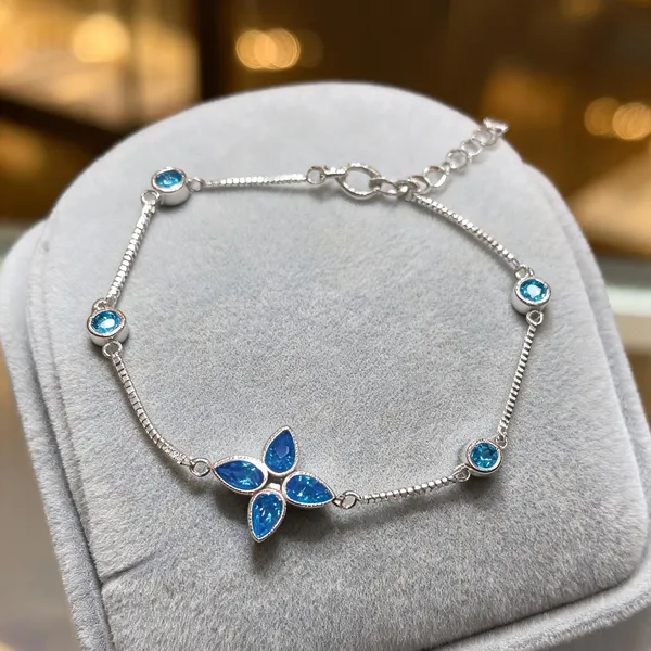 Elegant_Aqua_Clover_Bracelet