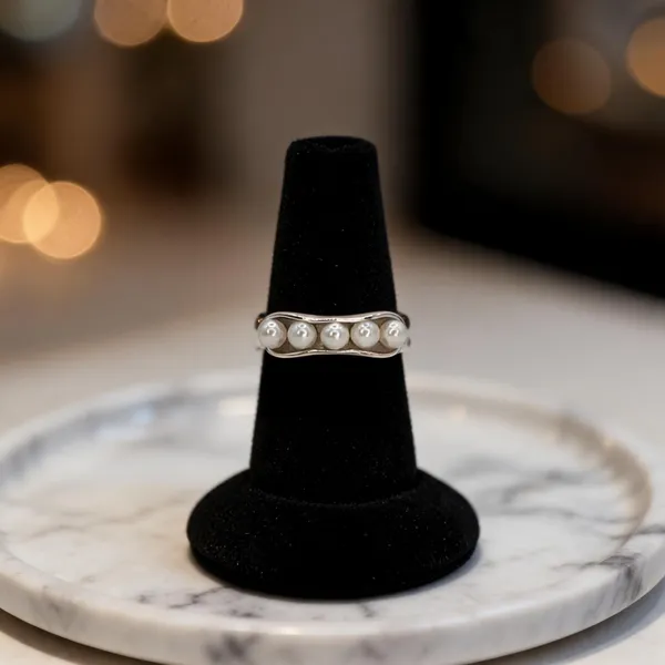 Minimalist_Five_Pearl_Pod_Ring