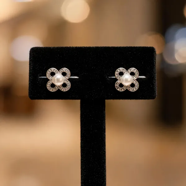 Classic_Pearl_Clover_Stud_Earrings