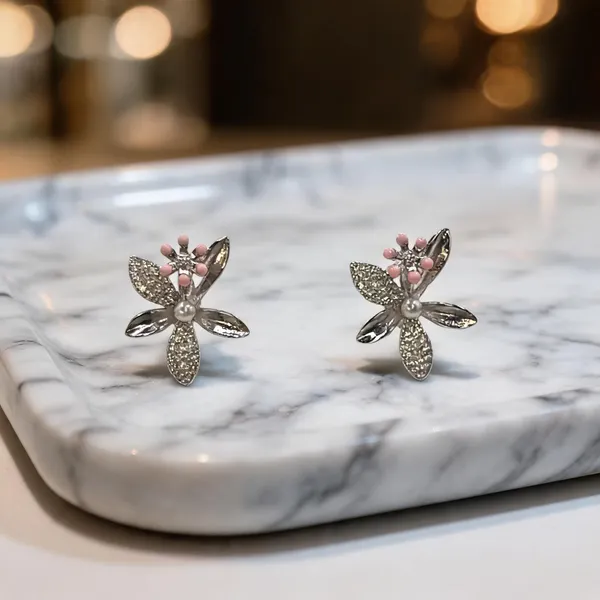 Sparkling_Floral_Pearl_Stud_Earrings_Silver