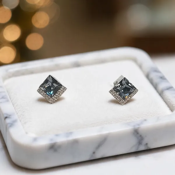 Aura_Princess_Cut_Geometric_Studs_Gray