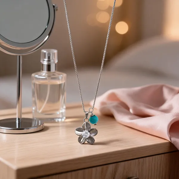 Silver_Flower_And_Blue_Gem_Pendant