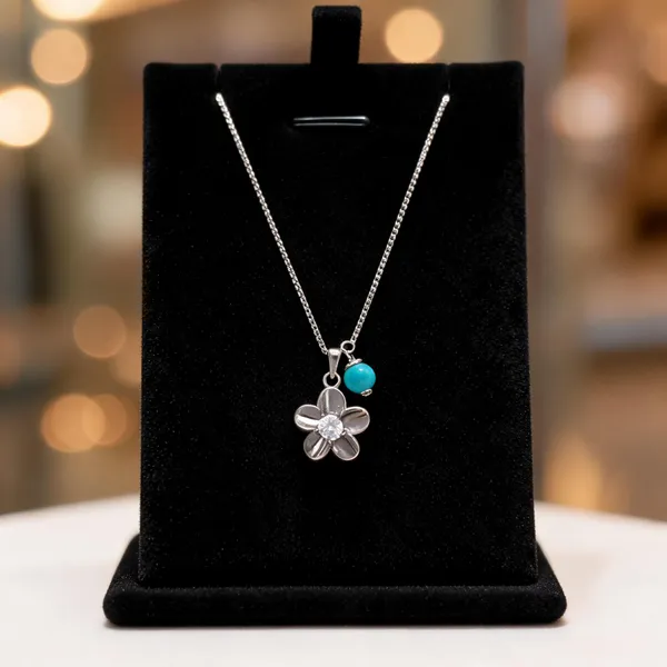 Silver_Flower_And_Blue_Gem_Pendant