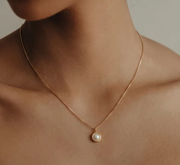 Clo__Pendant__gold_Stainless_steel