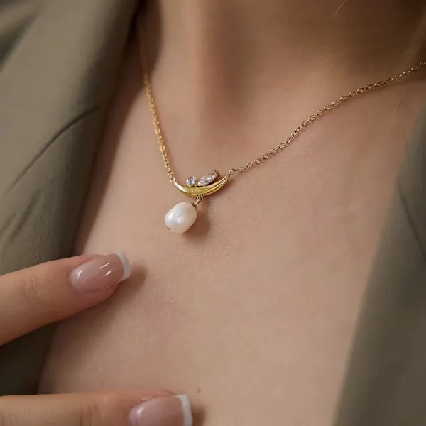 Pearl_Crescent_Necklace__Necklace_gold_Stainless_steel