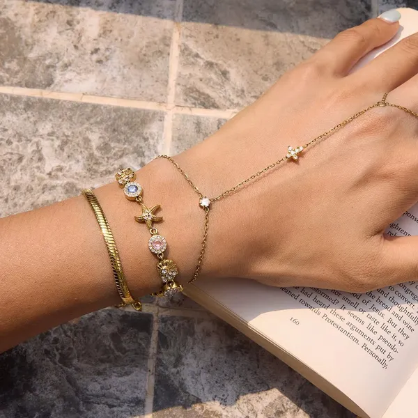 Sparkling_Hand_Chain_Bracelet__Bracelet__gold_Stainless_steel